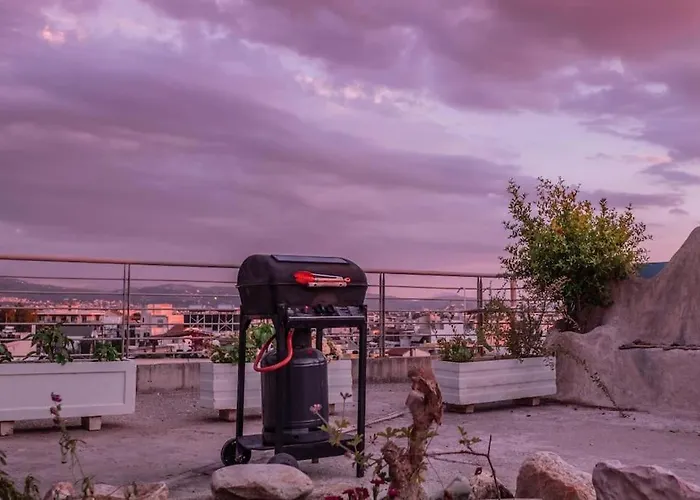 Deluxe Οροφοδιαμέρισμα Με Υδρομασάζ Κ\' Ταρατσόκηπο