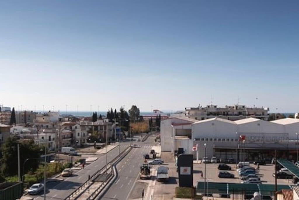 Deluxe οροφοδιαμέρισμα με υδρομασάζ κ' ταρατσόκηπο *